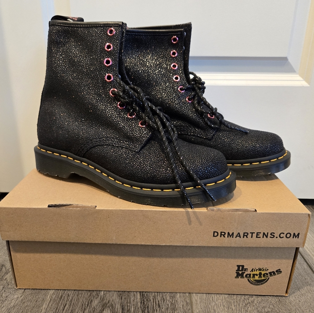 DR MARTENS 1460 WOMEN’S BEJEWELED LACE UP BOOT SIZE:8 NEW